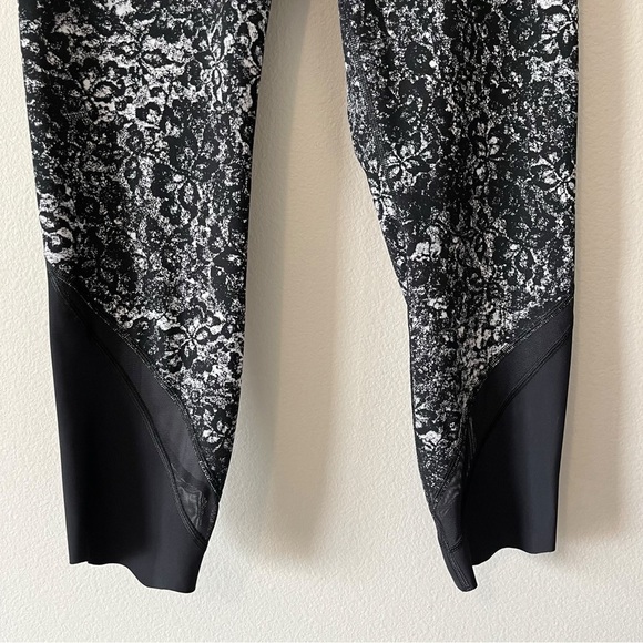 Lululemon Wunder Under Crop II Scallop 24” Achromatize Ice Grey Black Size 6 - Picture 3 of 13